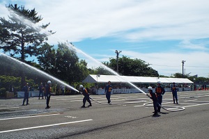 写真：放水する消防団員の様子