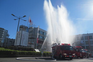 写真：消防団車両から放水する様子