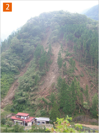 土砂崩れしている山の写真