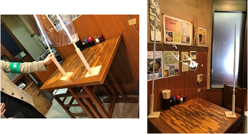 画像左：テーブルの上の可動式パーテーションを人が動かしている様子の写真。画像右：テーブルの上に可動式パーテーションが設置されている写真