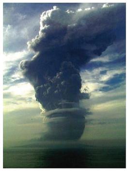 写真：黒い煙が天高く昇っていく噴火の様子