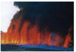 写真：赤いマグマが吹き出している噴火の様子