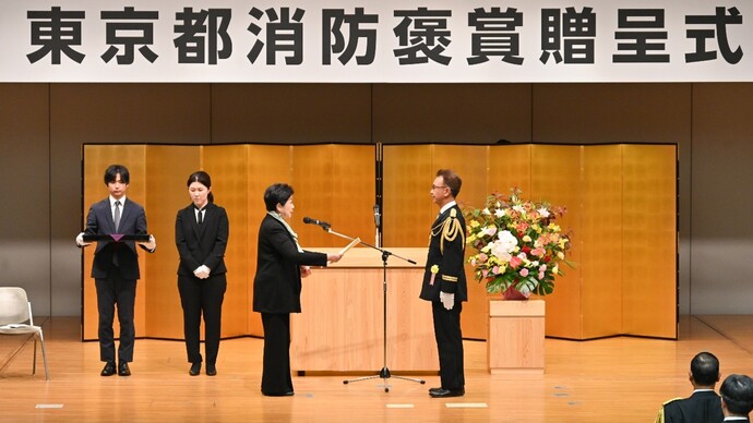 画像：壇上で表彰している様子